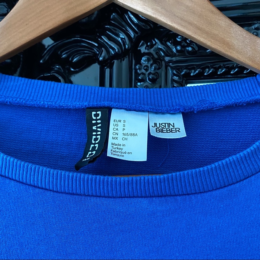 H&M | Women’s Justin Bieber Stadium Tour Cropped Blue Long Sleeve Shirt - Picture 3 of 3